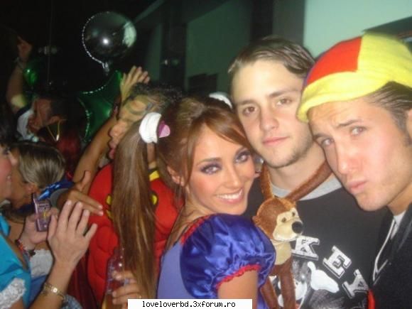 numa asta o am 
o poza cu anahi in roz si alb be first