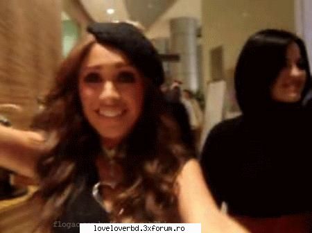 Be first - o am si pe asta :D :D :D :D --o poza cu Anahi din - Anahi